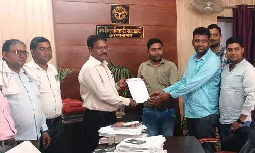 लेखपालों से बोला बाबू- आपके द्वारा सभागार में बदबू फैला दी गई है..