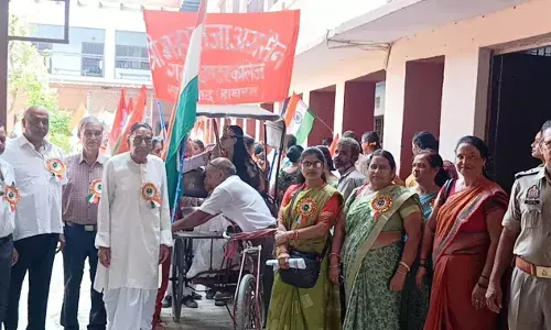 सादाबाद में निकली तिरंगा यात्रा, गूंजे भारत माता की जय के घोष