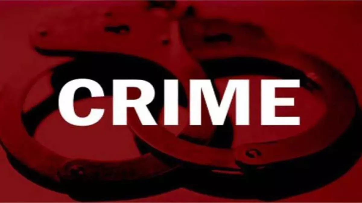 चोरी की नीयत से दुकान में घुस रहे युवकों को भीड़ ने रस्सी से बांध कर पीटा,  पुलिस की मौजूदगी में की पिटाई