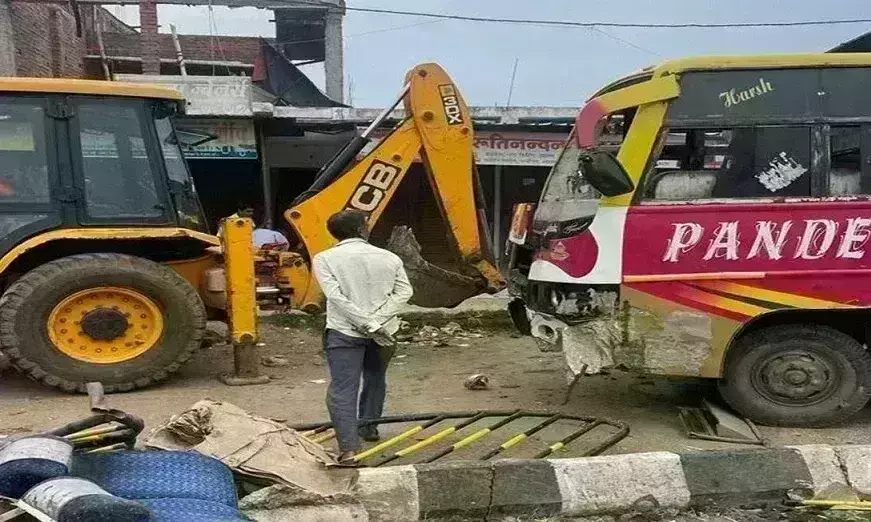 मप्र के नए जिले मऊगंज में बड़ा हादसा, श्रद्धालुओं से भरी बस को ट्रक ने मारी टक्कर, 1 की मौत, 22 घायल