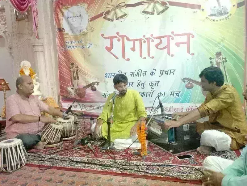 तुम्हरे दरस बिन बलमा ........  रागायन की मासिक संगीत सभा में  सुरसाज के मुख्तलिफ रंग सजे