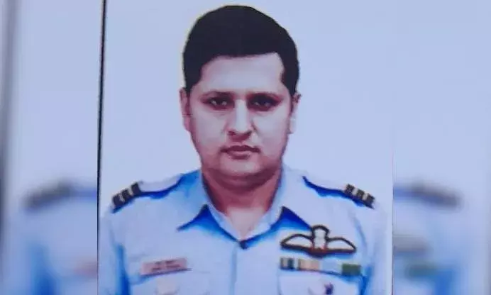 साहस को सलाम : दोनों इंजनों में आग लगने के बावजूद विमान को उतारने वाले विंग कमांडर श्रेय तोमर वायु सेना पदक से सम्मानित साहस को सलाम : दोनों इंजनों में आग लगने के बावजूद विमान को उतारने वाले विंग कमांडर श्रेय तोमर वायु सेना पदक से सम्मानित