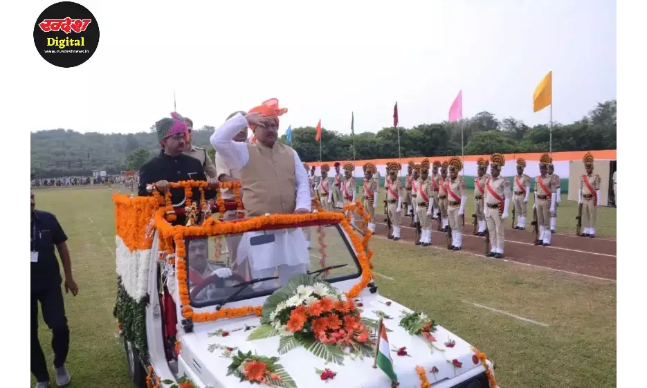 ऊर्जा मंत्री  प्रद्युम्न सिंह तोमर ने ग्वालियर एसएएफ ग्राउंड में  ध्वजारोहण कर संयुक्त परेड की ली सलामी
