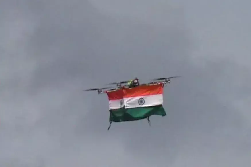 केंद्रीय मंत्री ज्योतिरादित्य सिंधिया ने  ड्रोन से फहराया  तिरंगा, ग्वालियर में देख लोग रह गए दंग