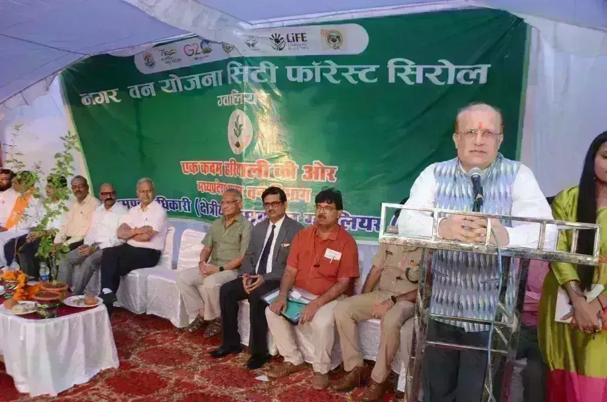 न्यायमूर्ति पाठक ने चलित लाइब्रेरी का शुभारंभ कर कहा शिक्षित लोग सरकारी स्कूल में बच्चों को एक घंटा पढ़ाकर करें विद्यादान