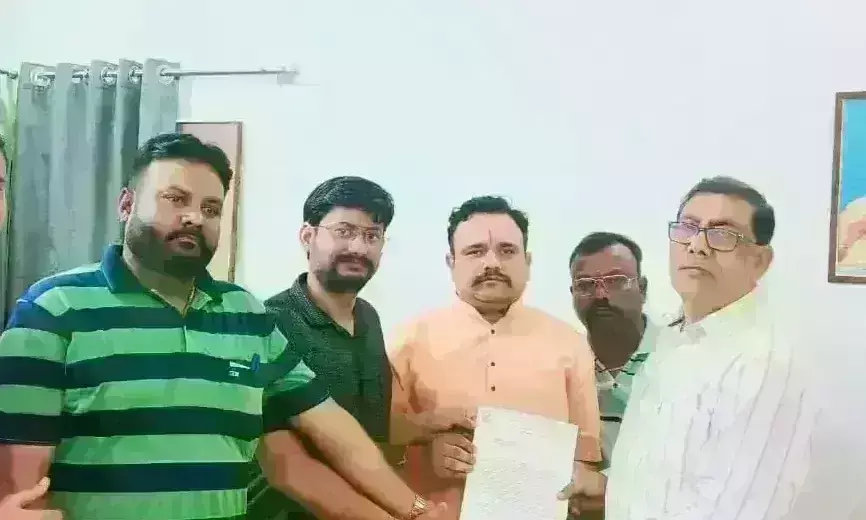 ग्वालियर में कल्याण हॉस्पिटल ने नहीं किया आयुष्मान से मरीज का इलाज, गंभीर हालत में हॉस्पिटल से किया बाहर ग्वालियर में कल्याण हॉस्पिटल ने नहीं किया आयुष्मान से मरीज का इलाज, गंभीर हालत में हॉस्पिटल से किया बाहर