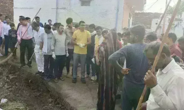 ग्राम पंचायत बरई पहुँचकर अधिकारियों ने किया श्रमदान, स्वच्छता चौपाल भी लगाई