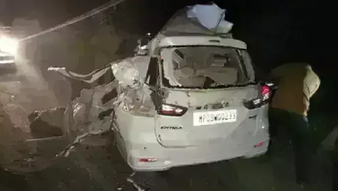 खंडवा में ट्रक ने कार को मारी टक्कर, 5 युवकों की मौत