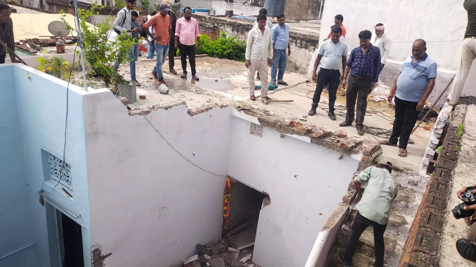 मासूम से दुष्कर्म के आरोपी के घर का कुछ हिस्सा ढहाया गया, पुलिस की मौजूदगी में तोड़ा गया घर