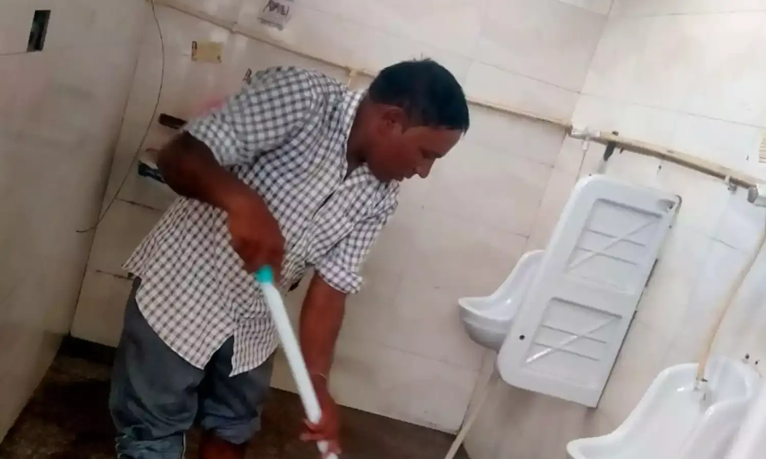 सुबह-सुबह शौचालय पहुंची टीम, कर्मचारियों से पूछा साफ-सफाई रोज ऐसी ही होती है या नहीं