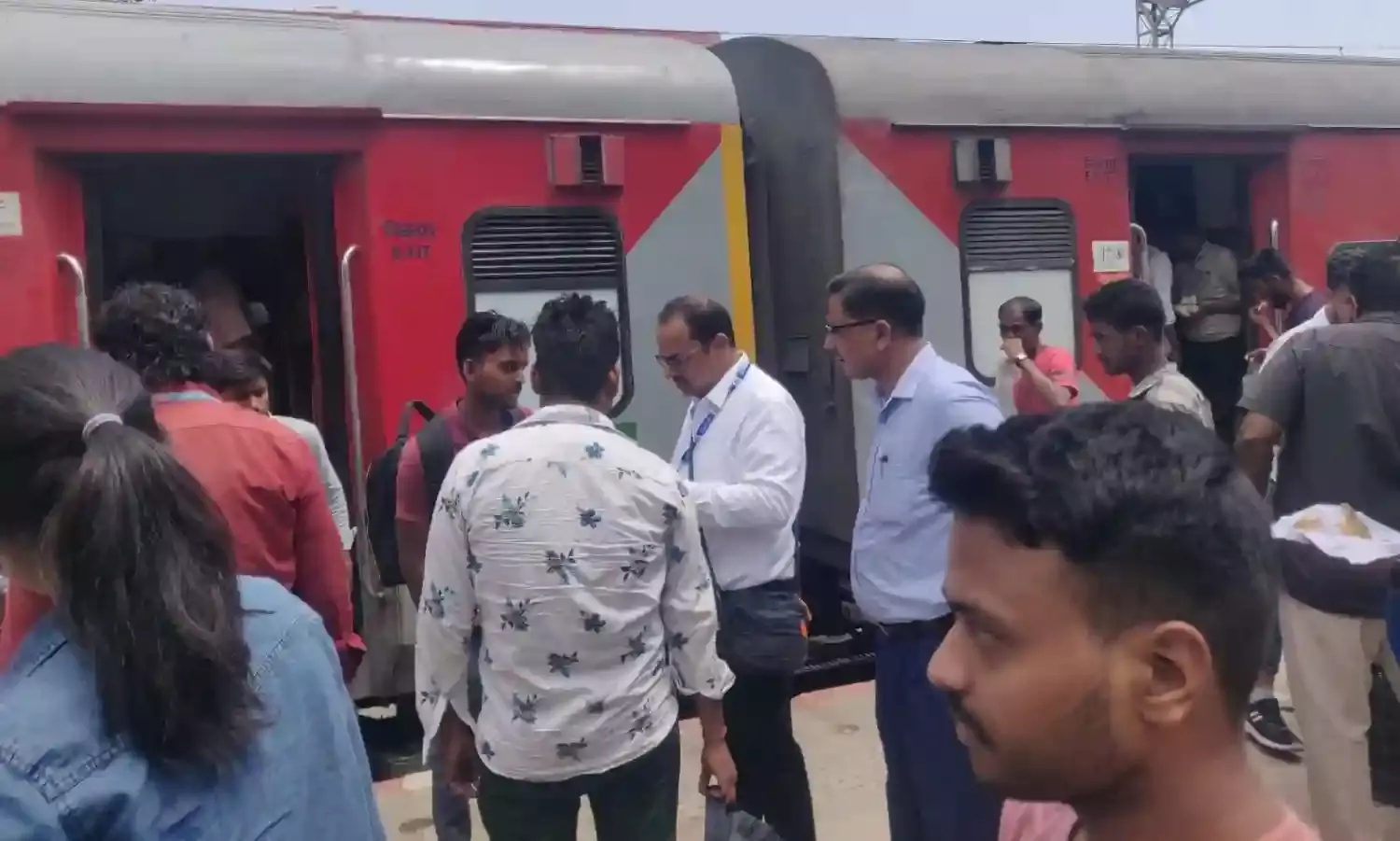 NCR : झांसी मंडल में हर महीने 1500 से ज्यादा यात्री बिना टिकट कर रहे हैं ट्रेनों में यात्रा