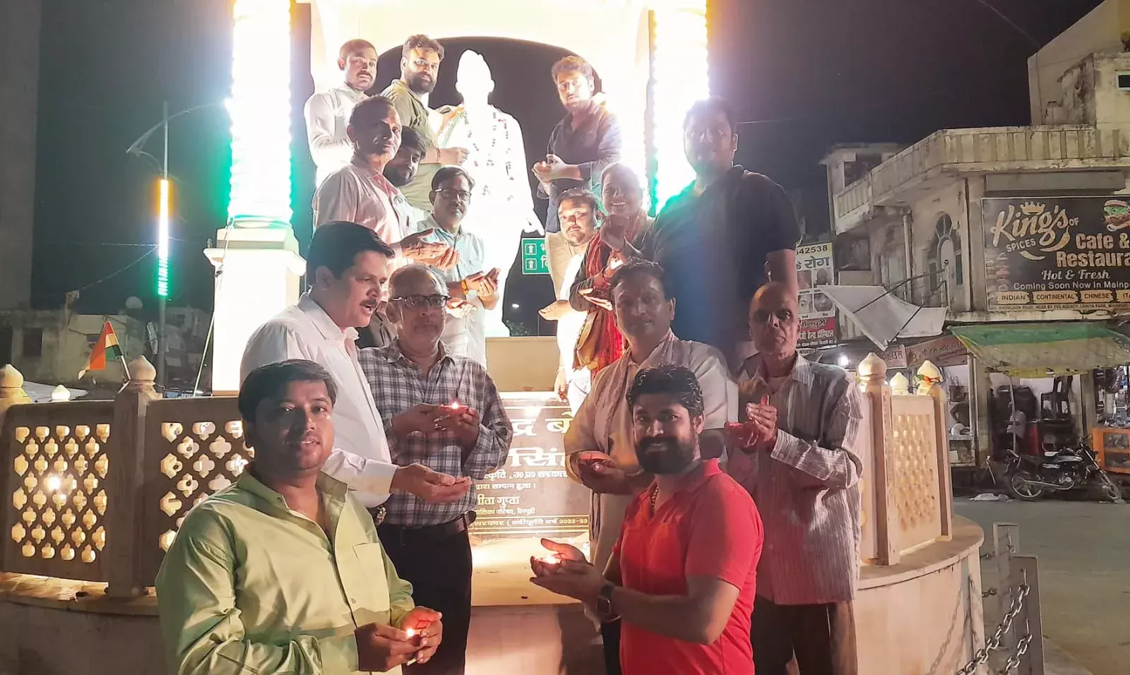 दीप जलाकर नेताजी सुभाषचंद्र बोस को किया याद