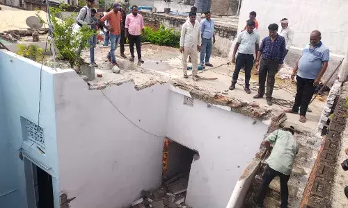 मासूम से दुष्कर्म के आरोपी के घर का कुछ हिस्सा ढहाया गया, पुलिस की मौजूदगी में तोड़ा गया घर