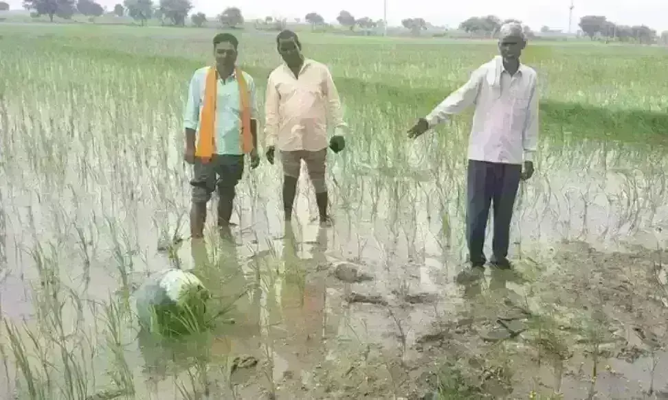 भितरवार में आसमान से गिरे  50  किलो वजनी रहस्मयी तीन गोले, ग्रामीण बोले जादू है...