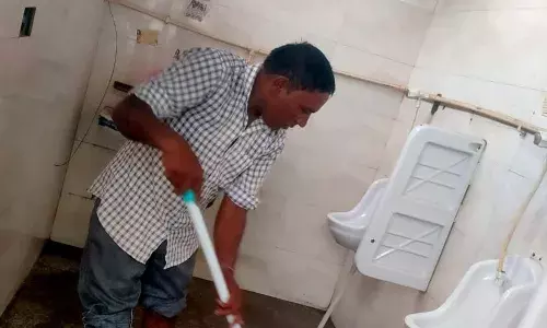 सुबह-सुबह शौचालय पहुंची टीम, कर्मचारियों से पूछा साफ-सफाई रोज ऐसी ही होती है या नहीं