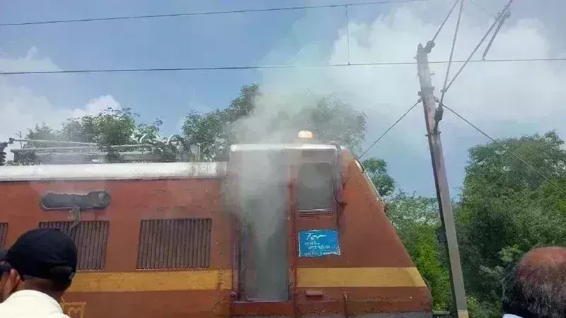 ग्वालियर सिथौली के पास उदयपुर खजुराहो ट्रेन के इंजन में आग लगने से यात्रियों में दहशत