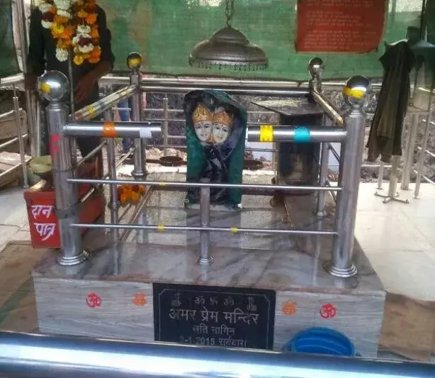 नागपंचमी: नाग नागिन की अमर प्रेम कहानी, प्रेमी और कुंवारे पहुंचते हैं मन्नत मांगने, बनती हैं जोड़ियां