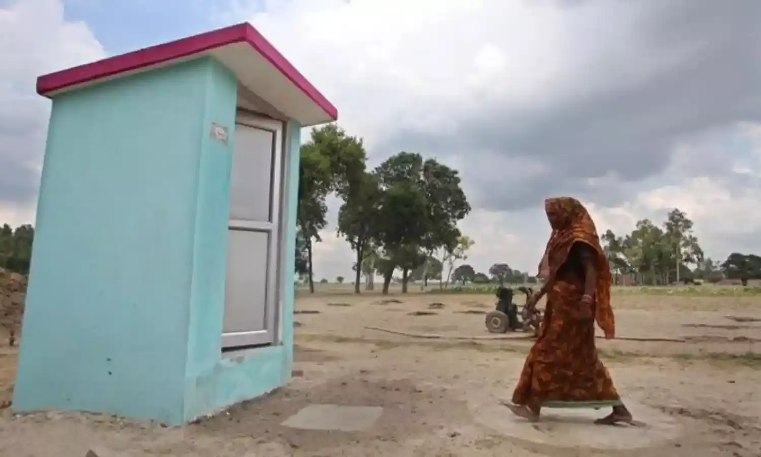 ग्रामीण क्षेत्रों के शौचालय में पहुंची टीम, पूछा रोज कितने बजे सफाई होती है