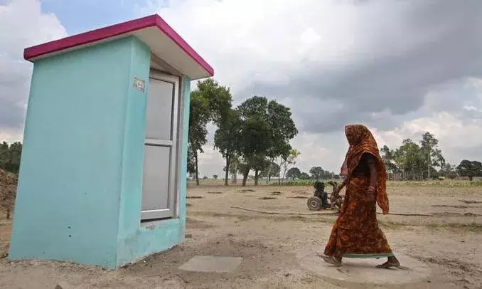 ग्रामीण क्षेत्रों के शौचालय में पहुंची टीम, पूछा रोज कितने बजे सफाई होती है