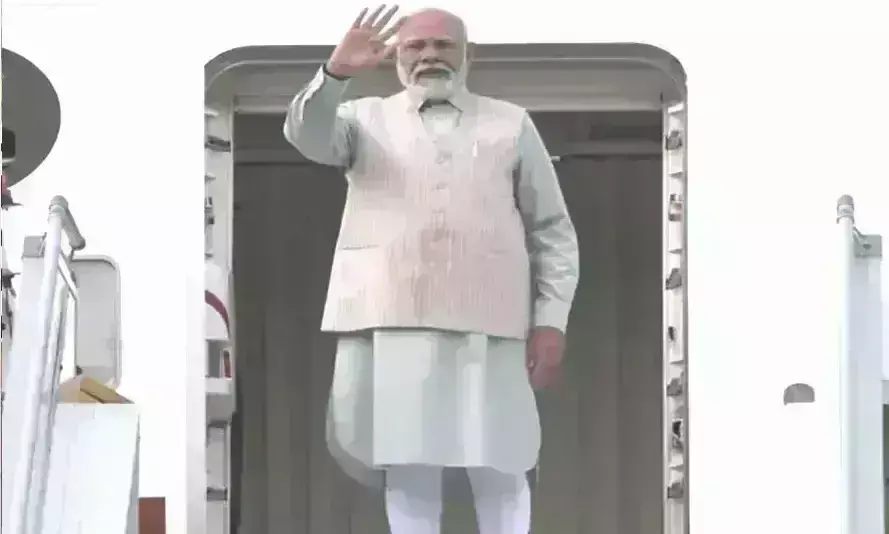 प्रधानमंत्री नरेंद्र मोदी दक्षिण अफ्रीका रवाना, BRICS शिखर सम्मेलन में लेंगे भाग प्रधानमंत्री नरेंद्र मोदी दक्षिण अफ्रीका रवाना, BRICS शिखर सम्मेलन में लेंगे भाग