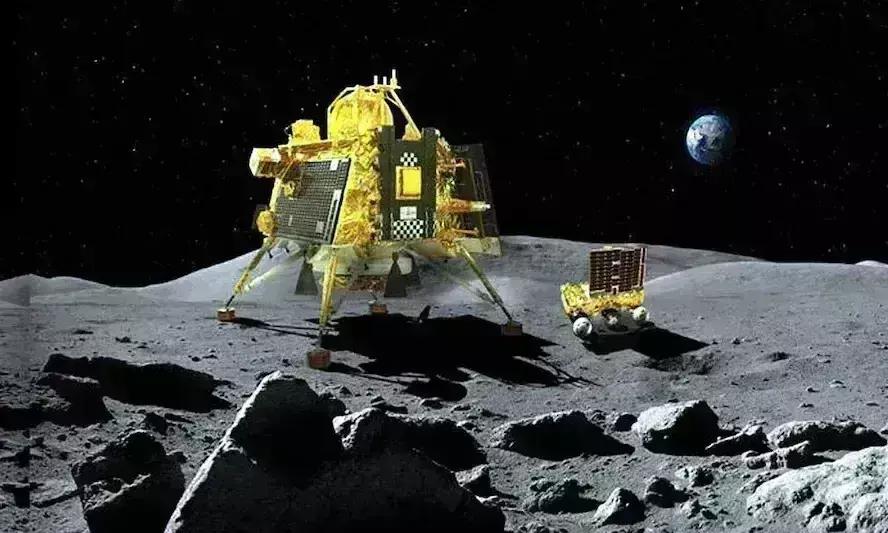 Chandrayaan 3 ने भेजी चांद की नई तस्वीरें, कल शाम 6 बजे होगा लैंड