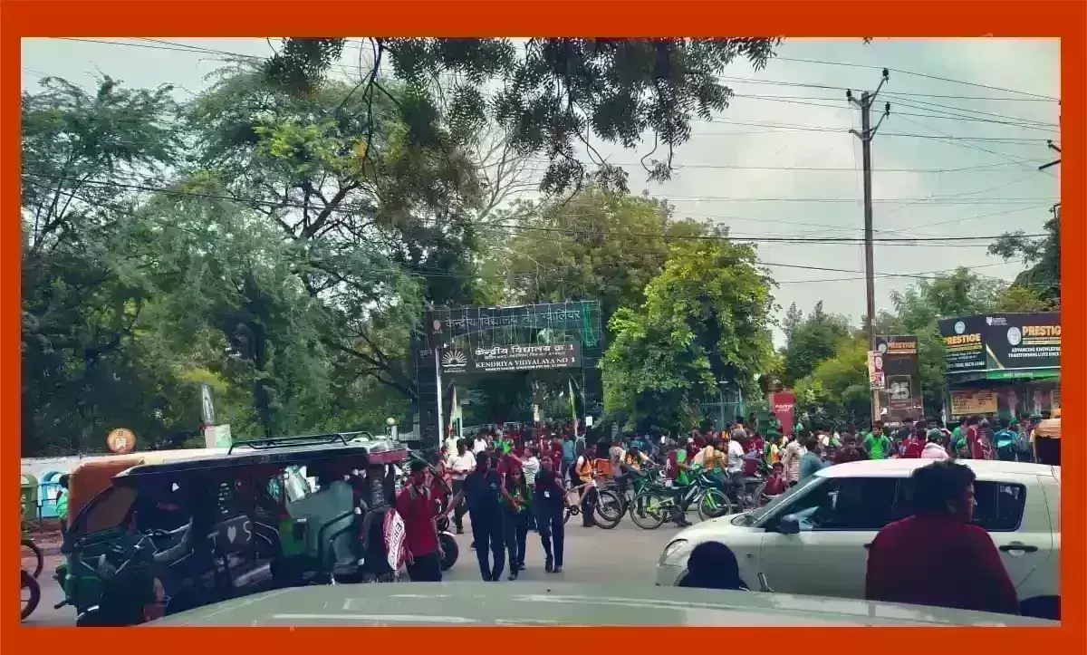 केंद्रीय विद्यालय 01 के छात्र मुख्य द्वार पर भारी ट्रैफिक से दहशत में, शासन-प्रशासन की अनदेखी से बड़े हादसे का हो सकते हैं शिकार