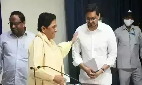 मायावती ने लोकसभा चुनाव के लिए गठबंधन से किया किनारा,  भतीजे आकाश को दिया आशीर्वाद