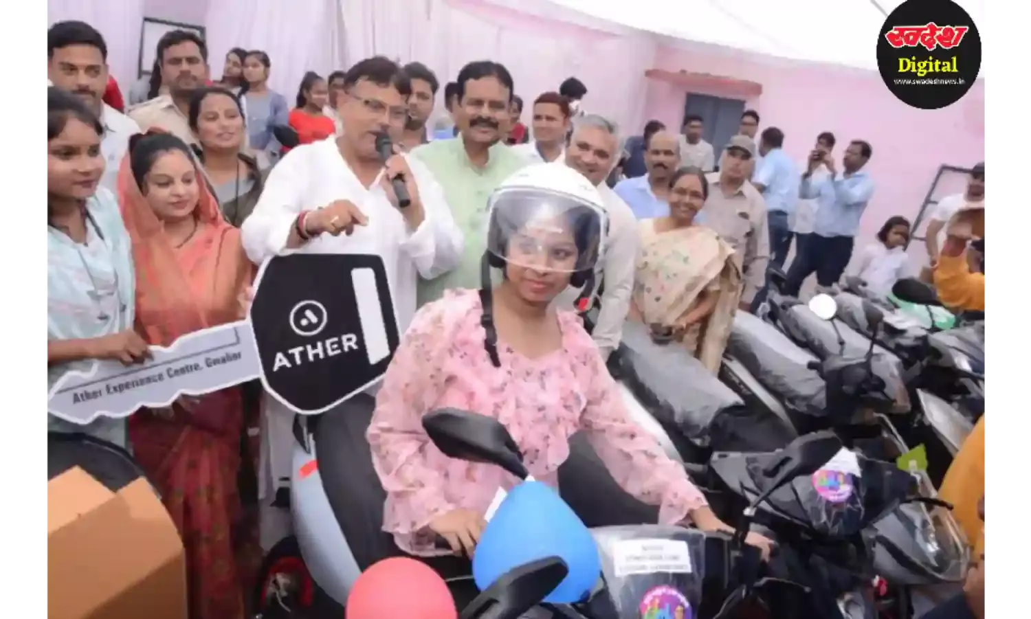 ग्वालियर जिले के 103 विद्यार्थियों को 12 वीं कक्षा में प्रथम आने पर ऊर्जा मंत्री प्रद्युम्न सिंह तोमर ने सौंपी स्कूटी की चाबी और हेलमेट ग्वालियर जिले के 103 विद्यार्थियों को 12 वीं कक्षा में प्रथम आने पर ऊर्जा मंत्री प्रद्युम्न सिंह तोमर ने सौंपी स्कूटी की चाबी और हेलमेट