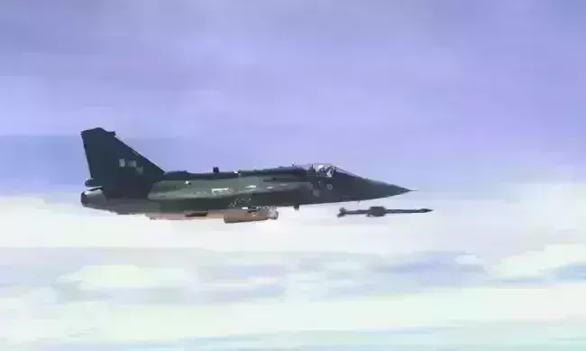 मेड इन इंडिया जेट LCA Tejas ने दागी देशी मिसाइल ASTRA , लक्ष्य पर लगा सीधा निशाना मेड इन इंडिया जेट LCA Tejas ने दागी देशी मिसाइल ASTRA , लक्ष्य पर लगा सीधा निशाना