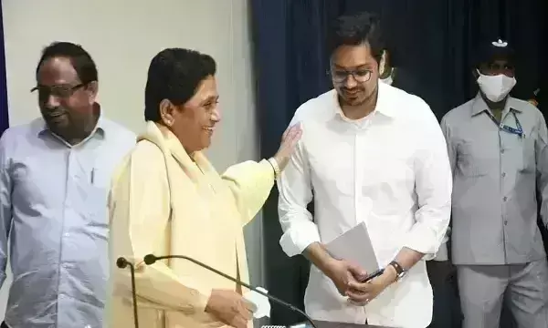 मायावती ने लोकसभा चुनाव के लिए गठबंधन से किया किनारा, भतीजे आकाश को दिया आशीर्वाद मायावती ने लोकसभा चुनाव के लिए गठबंधन से किया किनारा, भतीजे आकाश को दिया आशीर्वाद