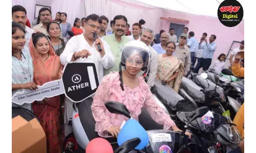 ग्वालियर जिले के 103 विद्यार्थियों को 12 वीं कक्षा में प्रथम आने पर ऊर्जा मंत्री प्रद्युम्न सिंह तोमर ने सौंपी   स्कूटी की चाबी और हेलमेट