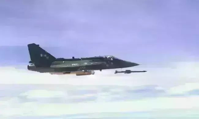 मेड इन इंडिया जेट LCA Tejas ने दागी देशी मिसाइल ASTRA , लक्ष्य पर लगा सीधा निशाना मेड इन इंडिया जेट LCA Tejas ने दागी देशी मिसाइल ASTRA , लक्ष्य पर लगा सीधा निशाना