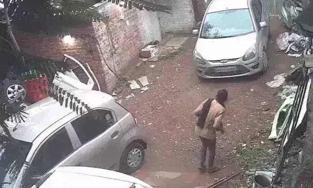 वीडियो वायरल: कार गैरेज में युवती चोरी करते हुए सीसीटीवी कैमरे हुई कैद