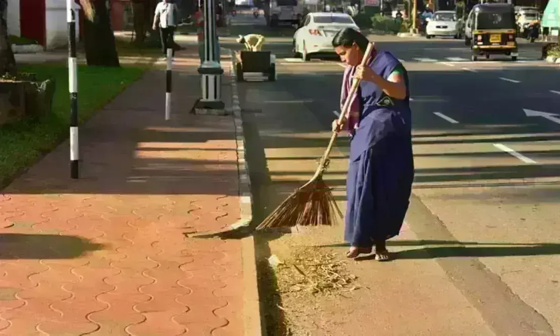 एक दिन में सौ लोगों से ली जा रही स्वच्छता की जानकारी, सुबह से सफाई में जुटे कर्मचारी एक दिन में सौ लोगों से ली जा रही स्वच्छता की जानकारी, सुबह से सफाई में जुटे कर्मचारी