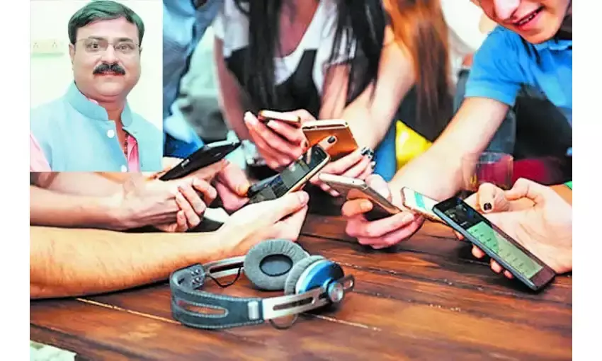 रिश्तों के लिए मीठा जहर बनता स्मार्टफोन