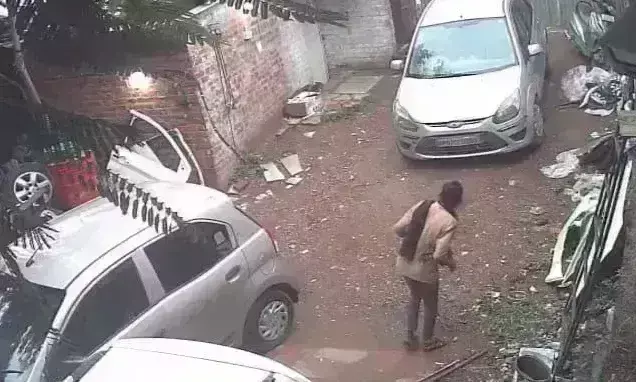 वीडियो वायरल: कार गैरेज में युवती चोरी करते हुए सीसीटीवी कैमरे हुई कैद