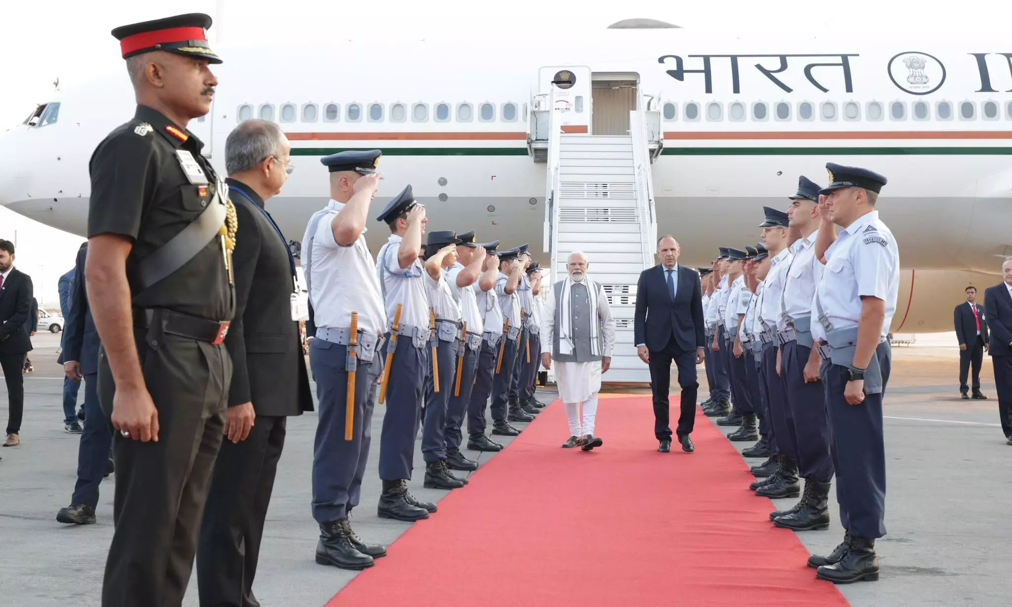 प्रधानमंत्री नरेंद्र मोदी ग्रीस पहुंचे, एथेंस में हुआ जोरदार स्वागत