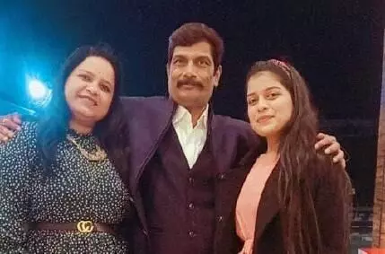 हिमांशी मेहता अपने पैरेंट्स के साथ हिमांशी मेहता अपने पैरेंट्स के साथ