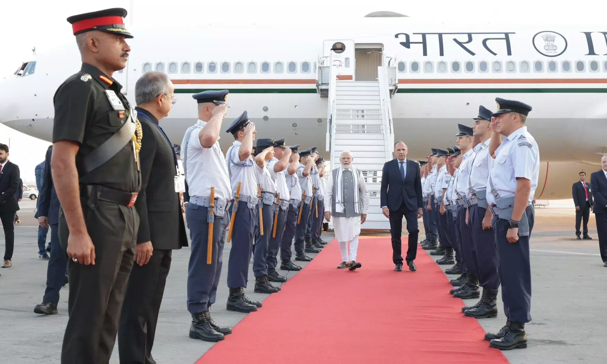 प्रधानमंत्री नरेंद्र मोदी ग्रीस पहुंचे, एथेंस में हुआ जोरदार स्वागत