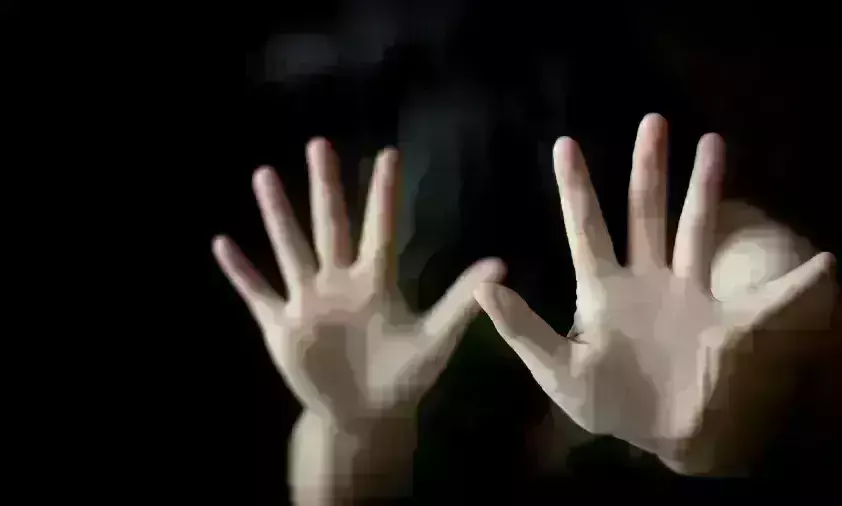 पूर्व सांसद के बेटे ने युवती को होटल में बुलाया, फिर जबरदस्ती की, जान से मारने की धमकी देकर भाग गया