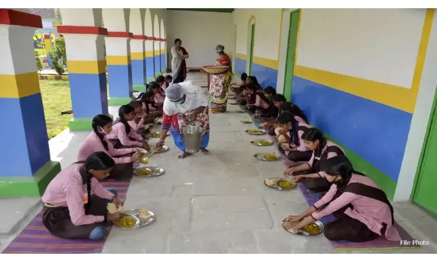 सरकारी स्कूल में मिड-डे मील खाने से 70 छात्र बीमार