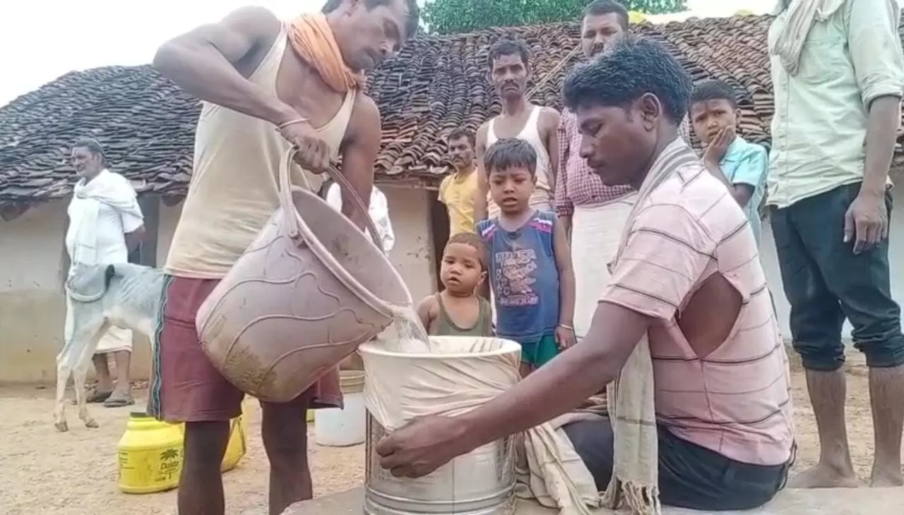 विडंबना: खेत के गड्ढ़े का पानी पीने को मजबूर 470 परिवार, बिजली की बदहाली से सब बेहाल विडंबना: खेत के गड्ढ़े का पानी पीने को मजबूर 470 परिवार, बिजली की बदहाली से सब बेहाल