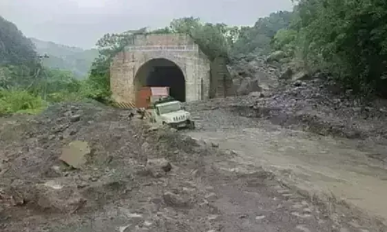 मेघालय में लैंडस्लाइड से बंद हुआ हाईवे, मिजोरम, मणिपुर, त्रिपुरा का सड़क संपर्क टूटा मेघालय में लैंडस्लाइड से बंद हुआ हाईवे, मिजोरम, मणिपुर, त्रिपुरा का सड़क संपर्क टूटा