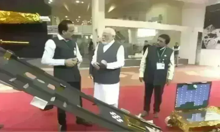 विदेश से लौटते ही ISRO पहुंचे प्रधानमंत्री, चंद्रयान-3 की सफलता के लिए वैज्ञानिकों को बधाई दी विदेश से लौटते ही ISRO पहुंचे प्रधानमंत्री, चंद्रयान-3 की सफलता के लिए वैज्ञानिकों को बधाई दी