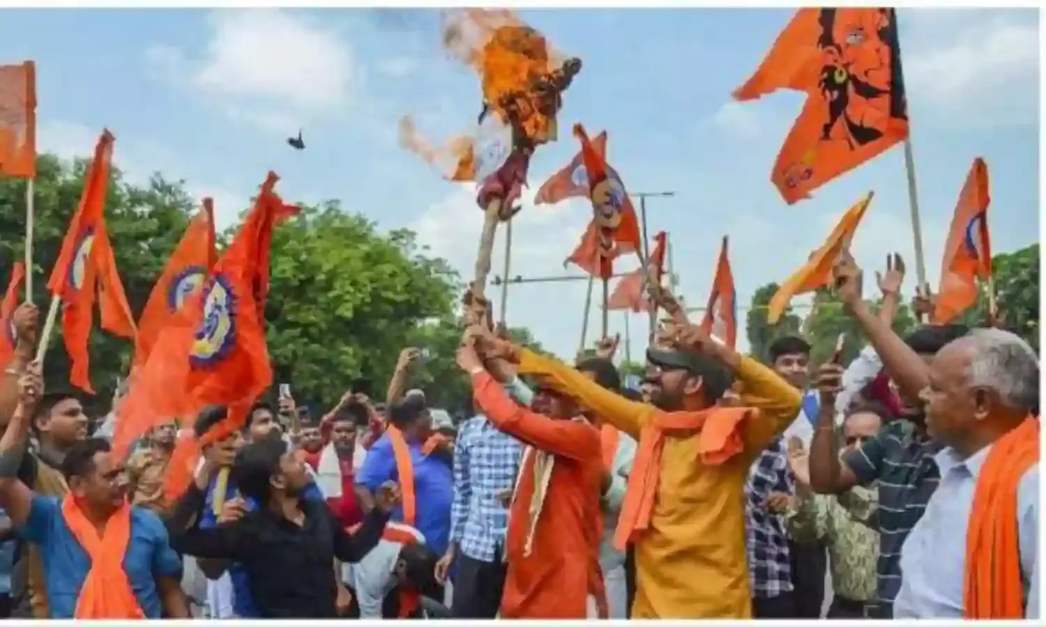 नूंह में संतों ने किया नल्हेश्वर मंदिर में जलाभिषेक, विहिप यात्रा पर अड़ी, पुलिस बल तैनात