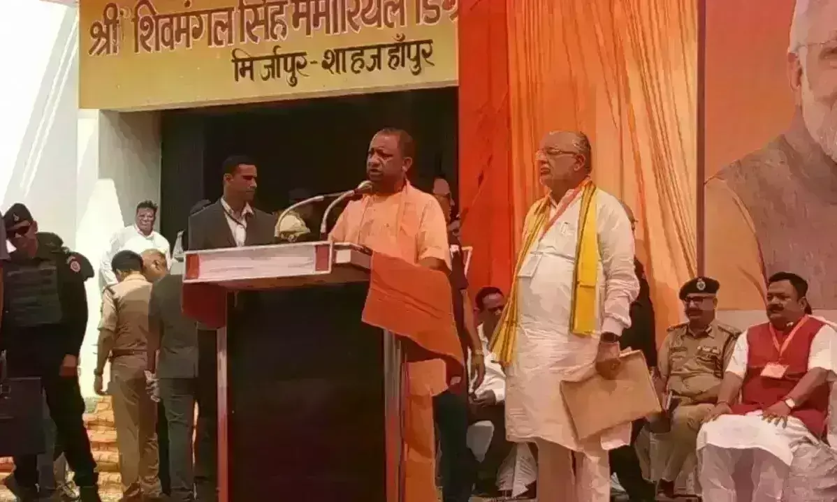 योगी आदित्यनाथ ने बाढ़ प्रभावित क्षेत्र का किया दौरा, कहा - डबल इंजन की सरकार आपदा में जनता के साथ