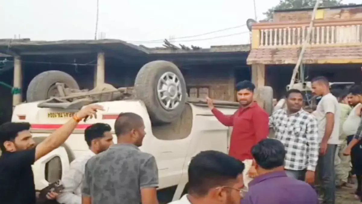 देवास में संयुक्त कलेक्टर की गाड़ी पलटी, नशे में था ड्राइवर स्थानीय लोगों का सिर दर्द बनी अधिकारियों की गाड़ी