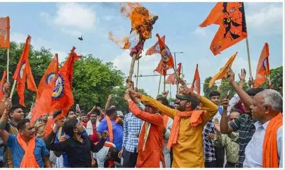 नूंह में संतों ने किया नल्हेश्वर मंदिर में जलाभिषेक, विहिप यात्रा पर अड़ी, पुलिस बल तैनात