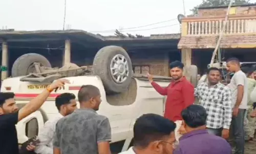 देवास में संयुक्त कलेक्टर की गाड़ी पलटी, नशे में था ड्राइवर स्थानीय लोगों का सिर दर्द बनी अधिकारियों की गाड़ी