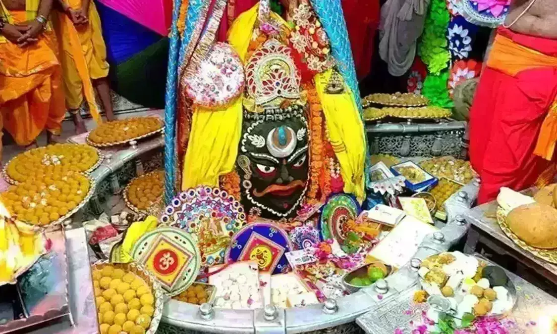 भगवान महाकाल को बंधी पहली राखी, सवा लाख लड्डुओं का लगा भोग